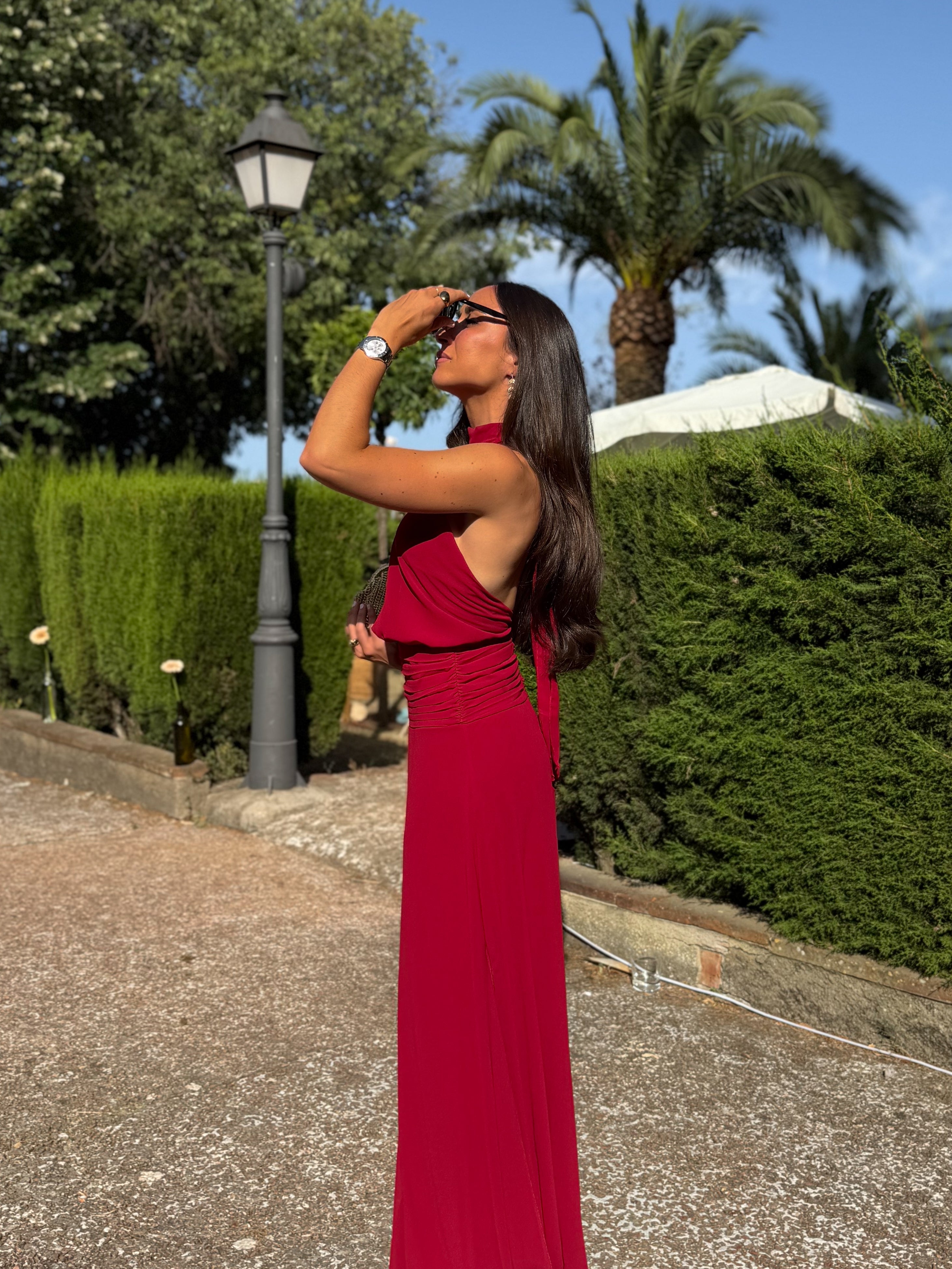Vestido Halter Burdeos con Cintura Drapeada