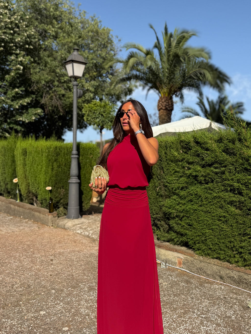 Vestido Halter Burdeos con Cintura Drapeada