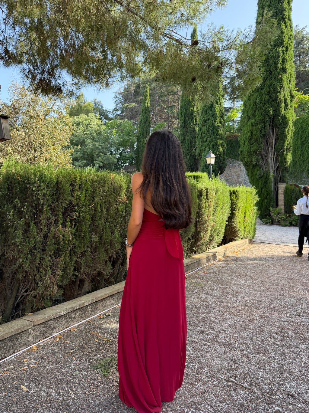 Vestido Halter Burdeos con Cintura Drapeada