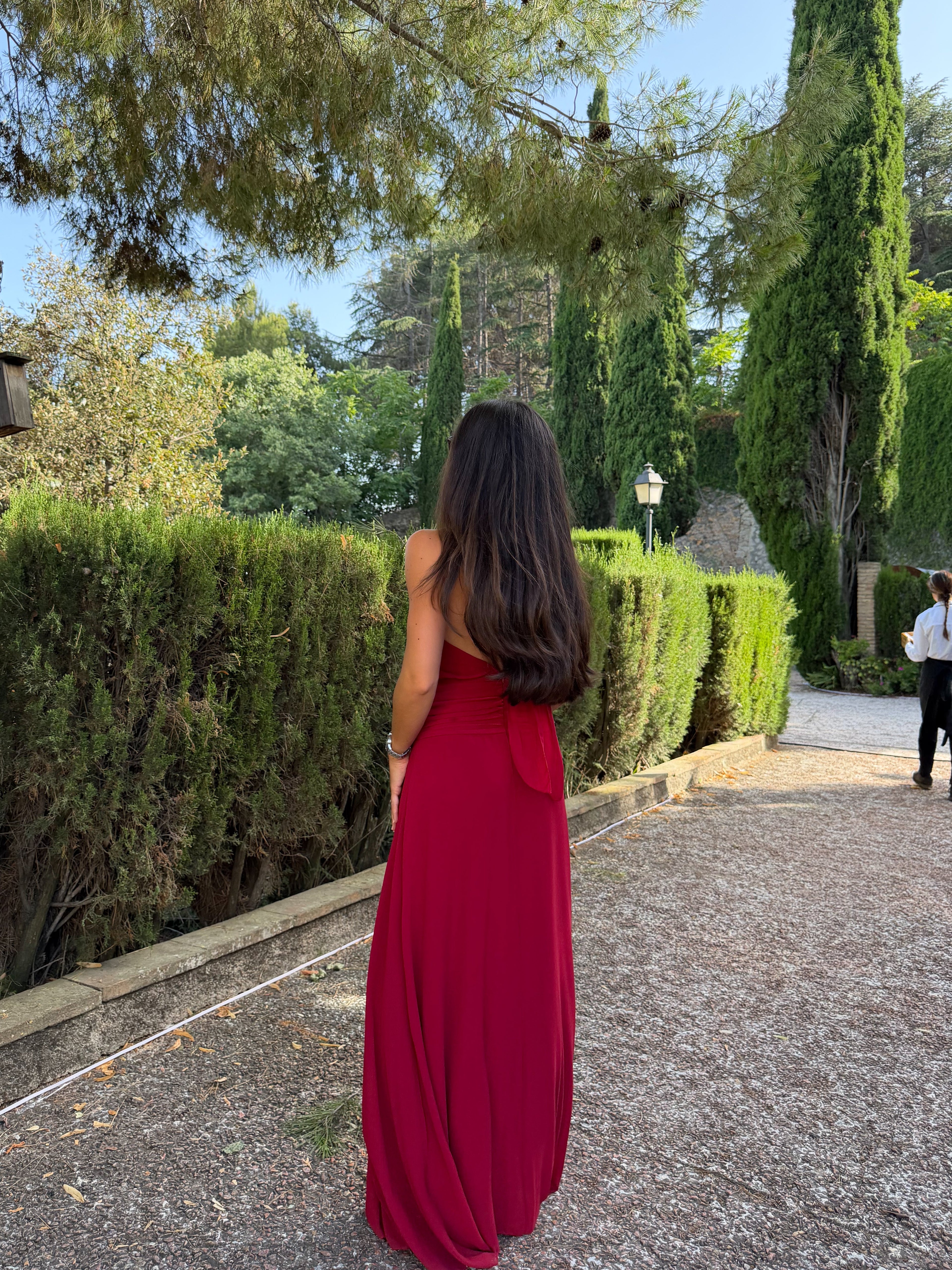 Vestido Halter Burdeos con Cintura Drapeada