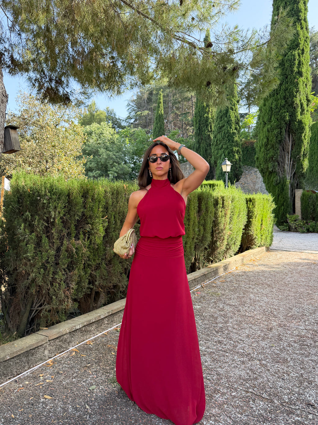 Vestido Halter Burdeos con Cintura Drapeada