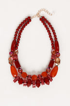 Collar con cuentas gruesas rojas