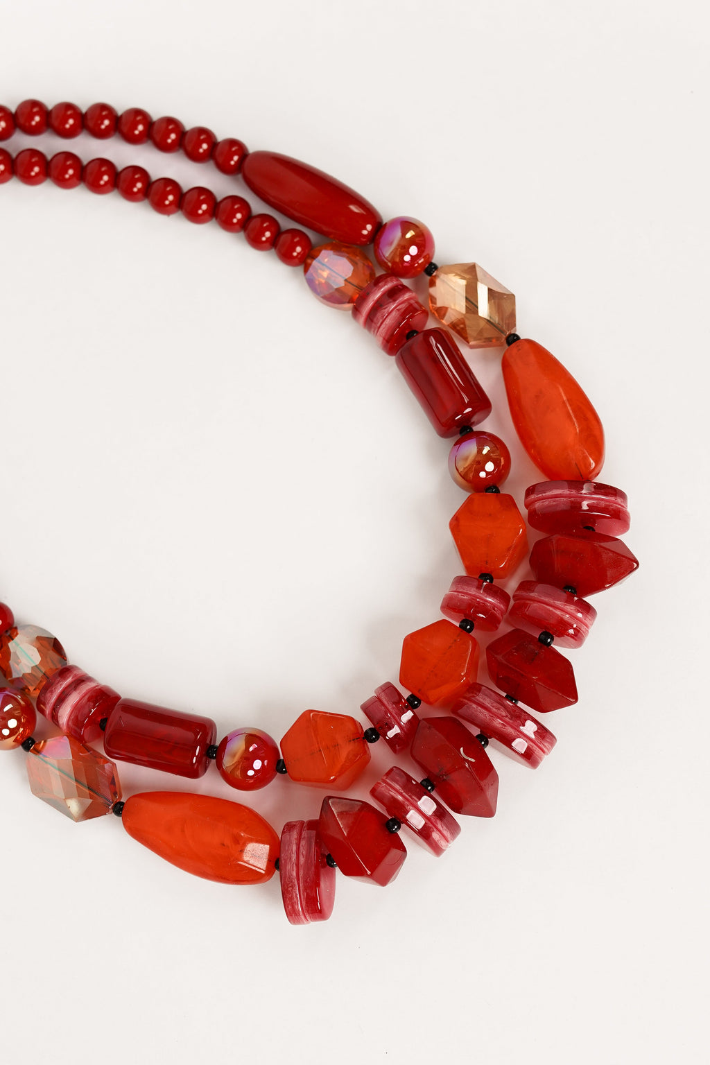 Collar con cuentas gruesas rojas