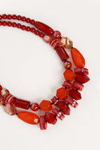 Collar con cuentas gruesas rojas