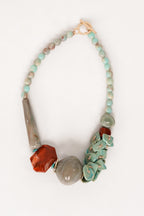 Collar llamativo con dijes de turquesa