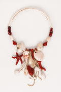 Collar con conchas en tonos beige y rojo
