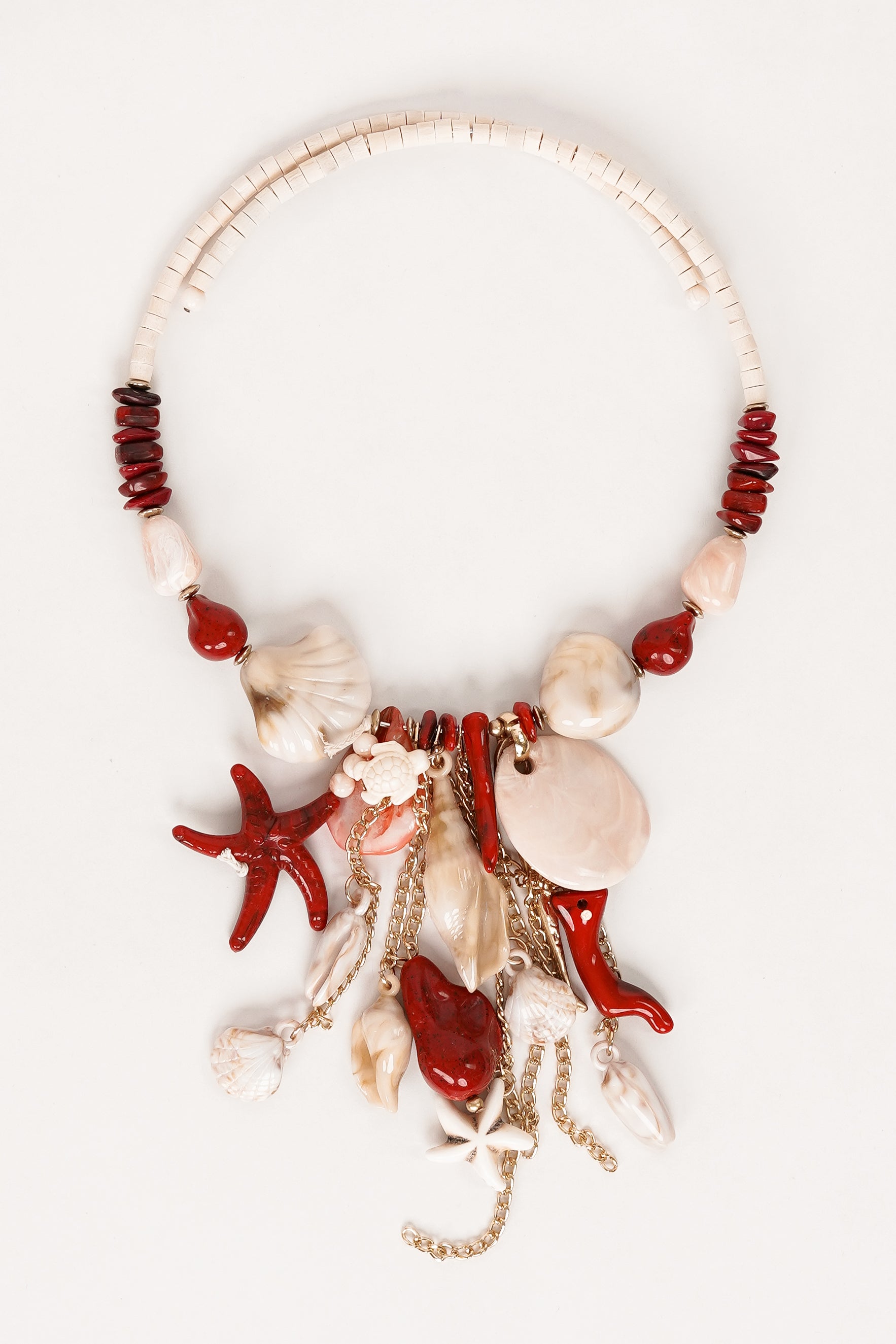 Collar con conchas en tonos beige y rojo