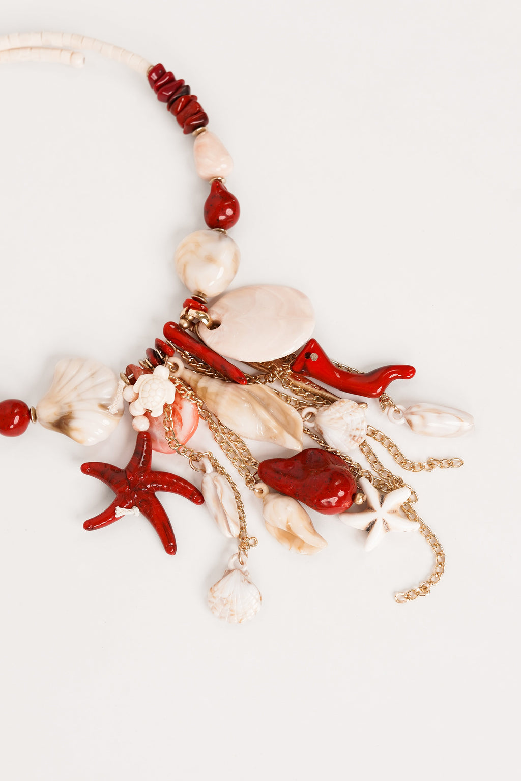 Collar con conchas en tonos beige y rojo