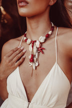 Collar con conchas en tonos beige y rojo