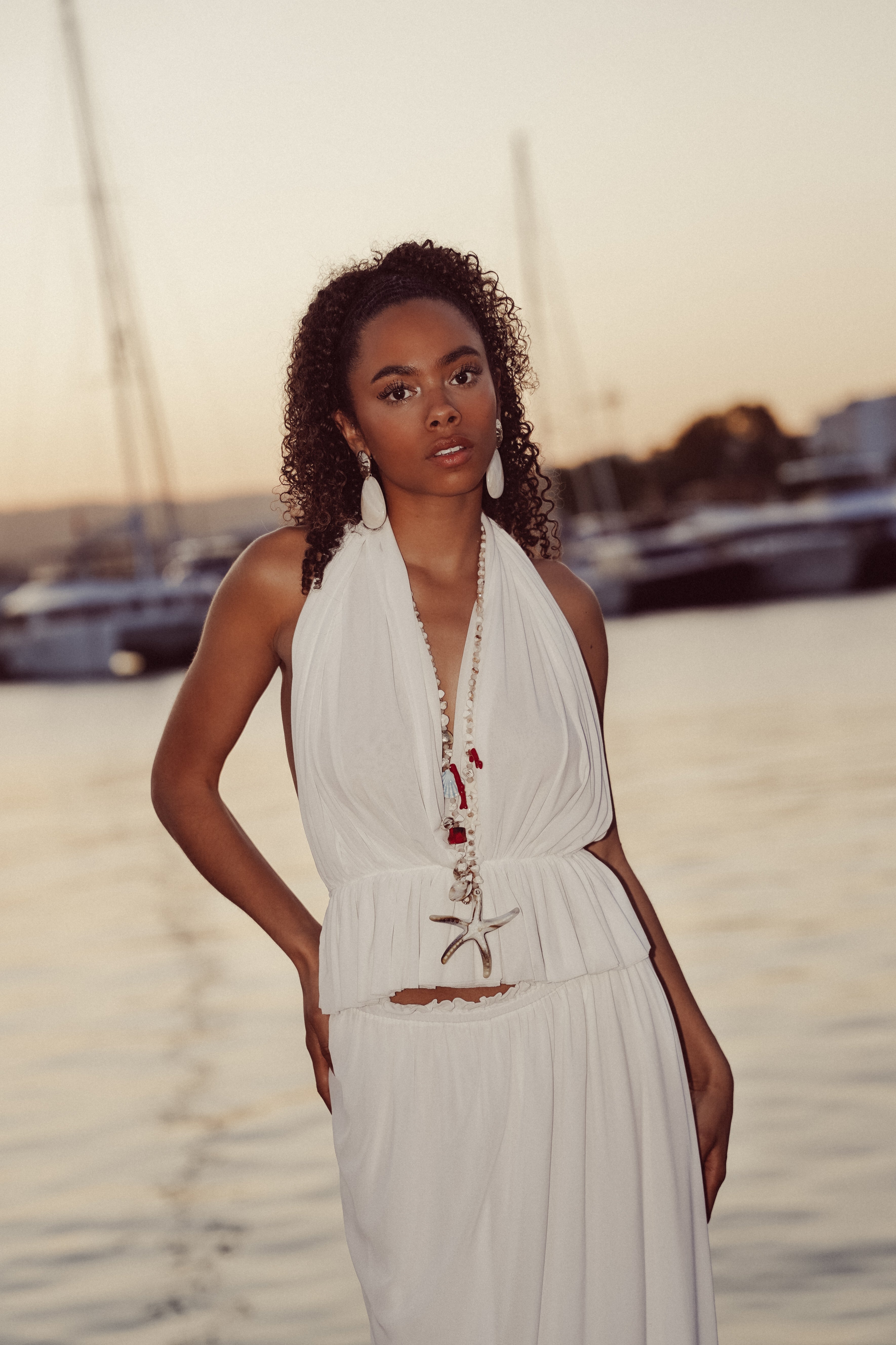 Collar de perlas con estrella de mar beige/rojo