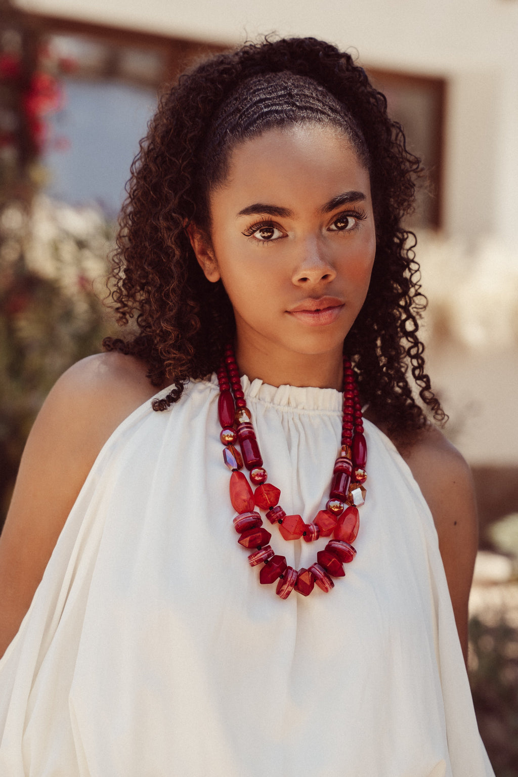 Collar con cuentas gruesas rojas