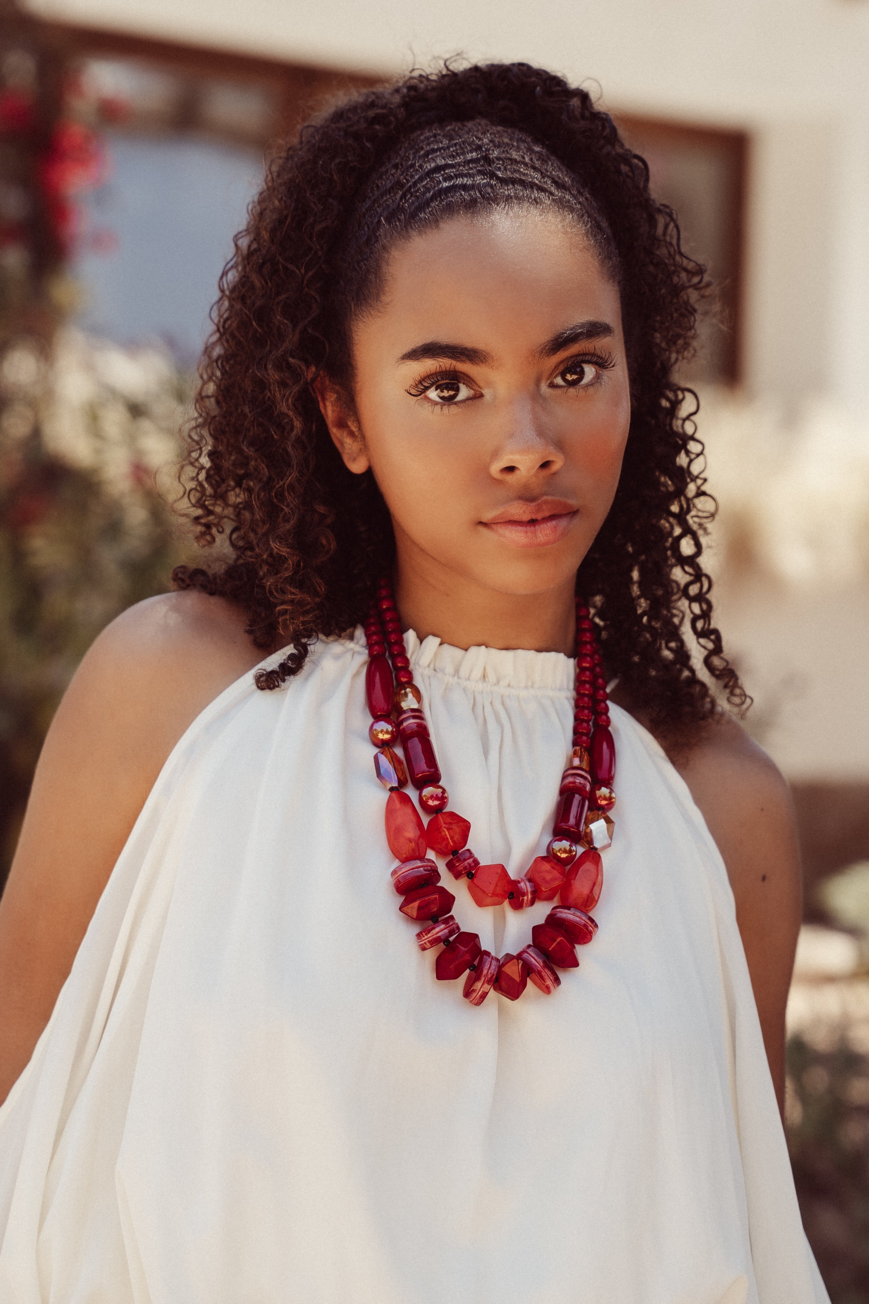 Collar con cuentas gruesas rojas