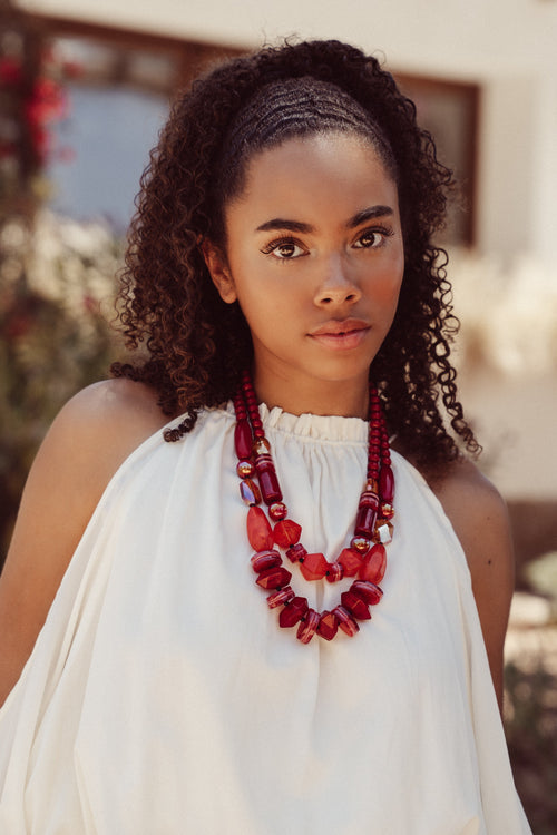 Collar con cuentas gruesas rojas