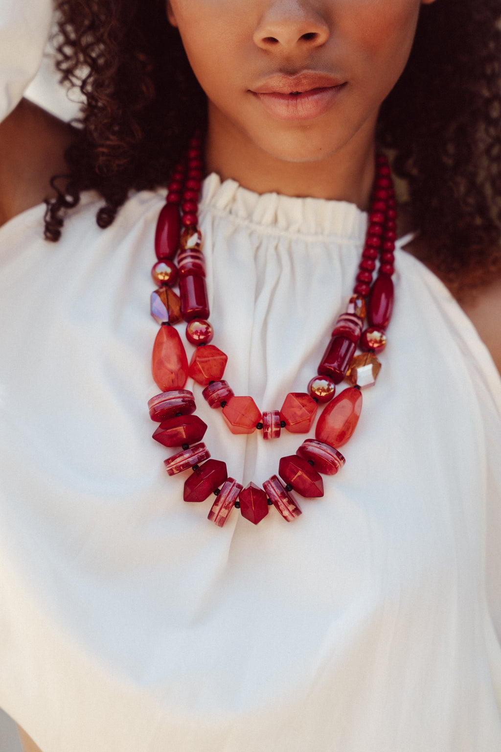 Collar con cuentas gruesas rojas