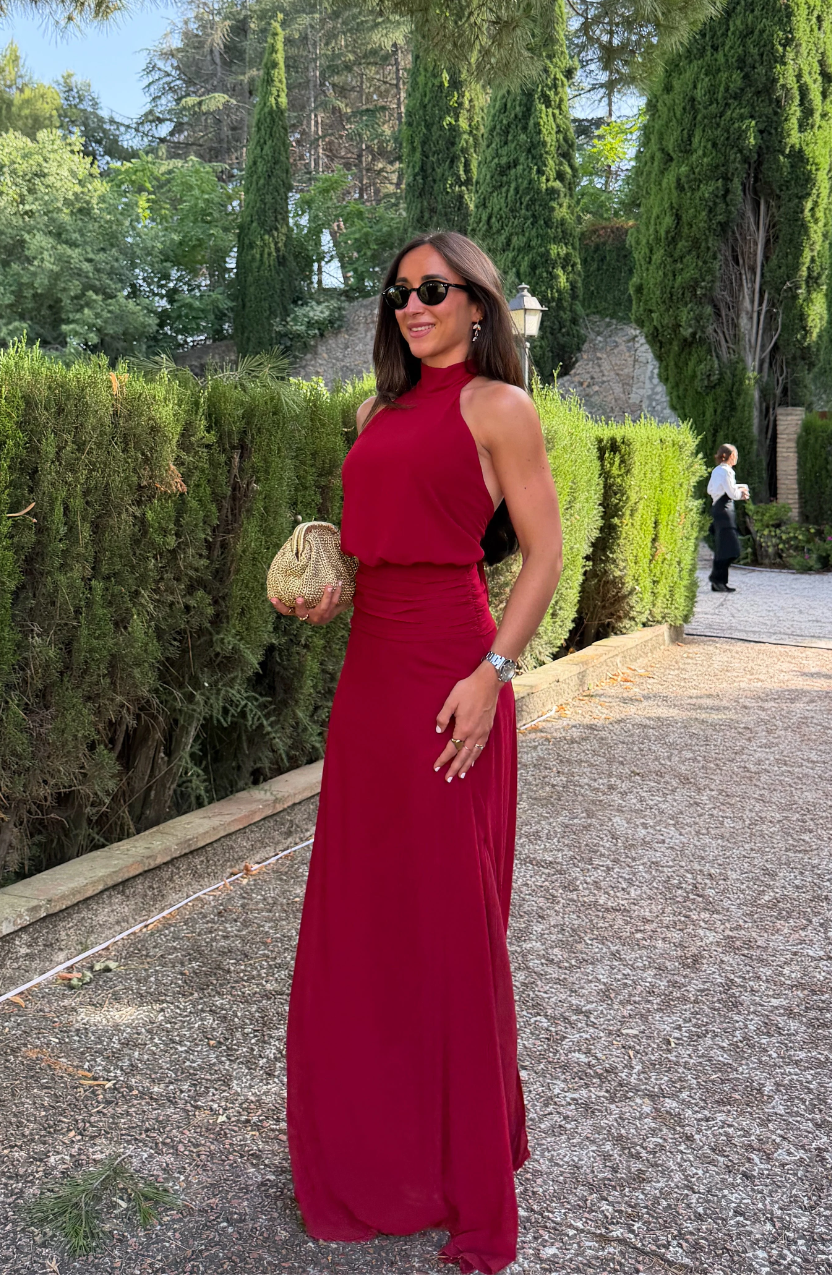 Vestido Halter Burdeos con Cintura Drapeada